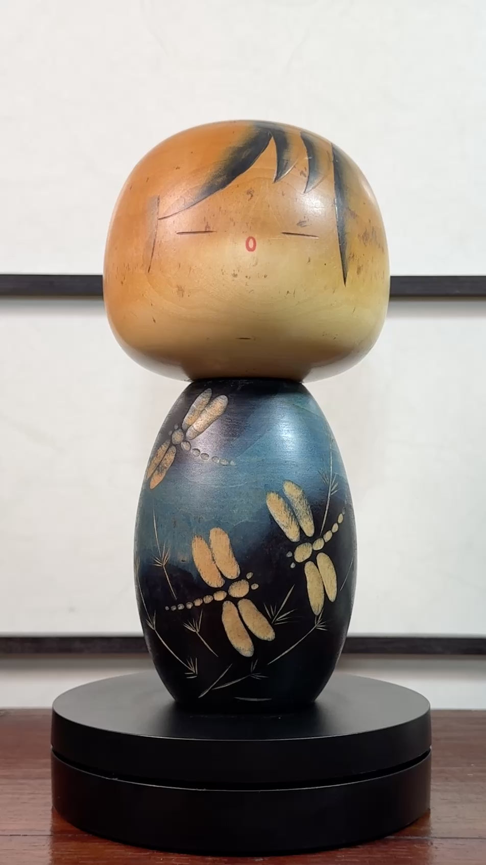 Kokeshi Yuji Kawase Akitsu bleue aux libellules gravées, la vidéo à 360 degrés.