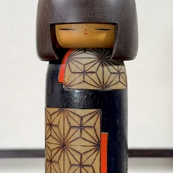 Kokeshi vintage Yuji Kawase au motif japonais asanoha, la vidéo à 360 degrés