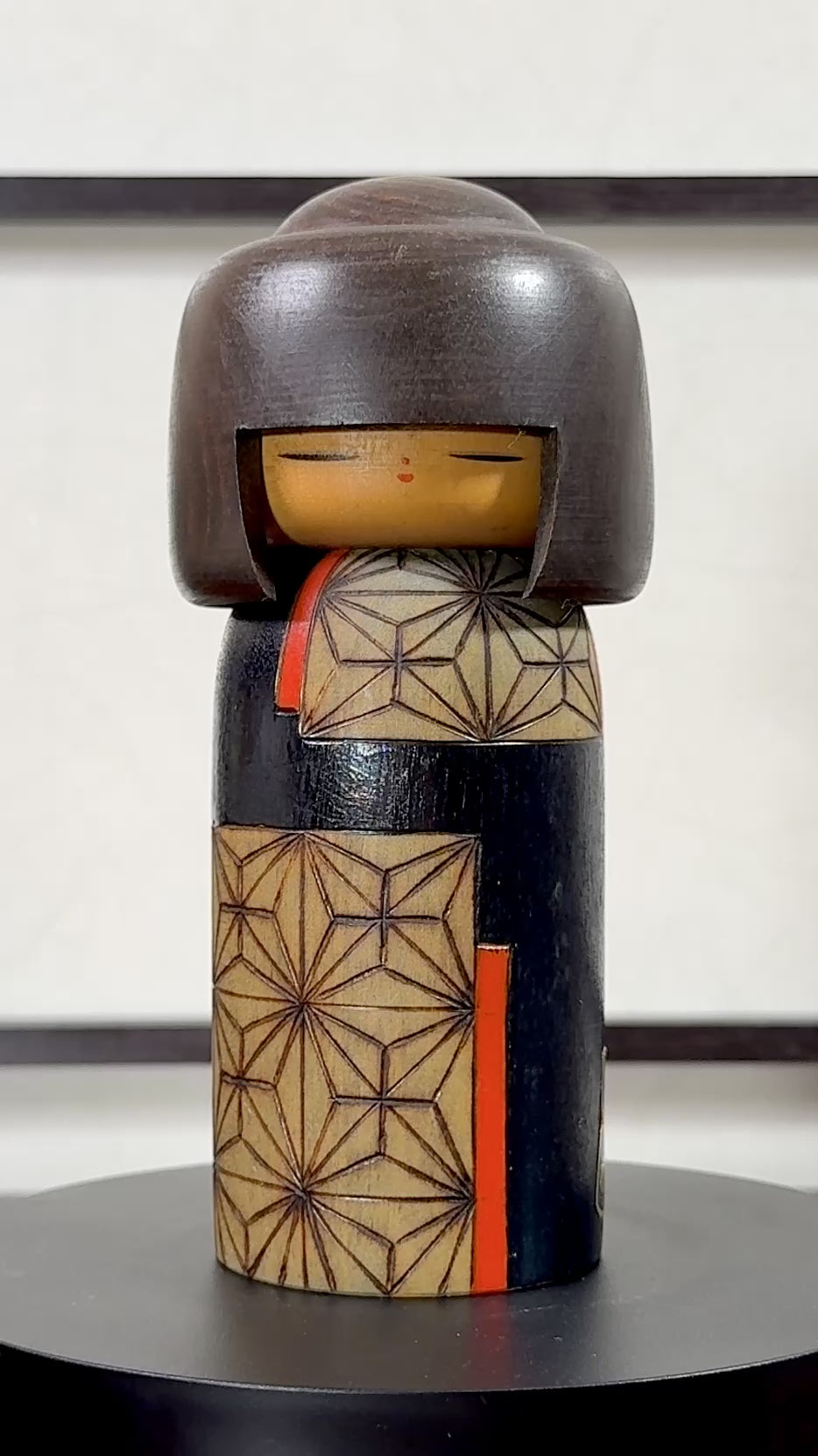 Kokeshi vintage Yuji Kawase au motif japonais asanoha, la vidéo à 360 degrés