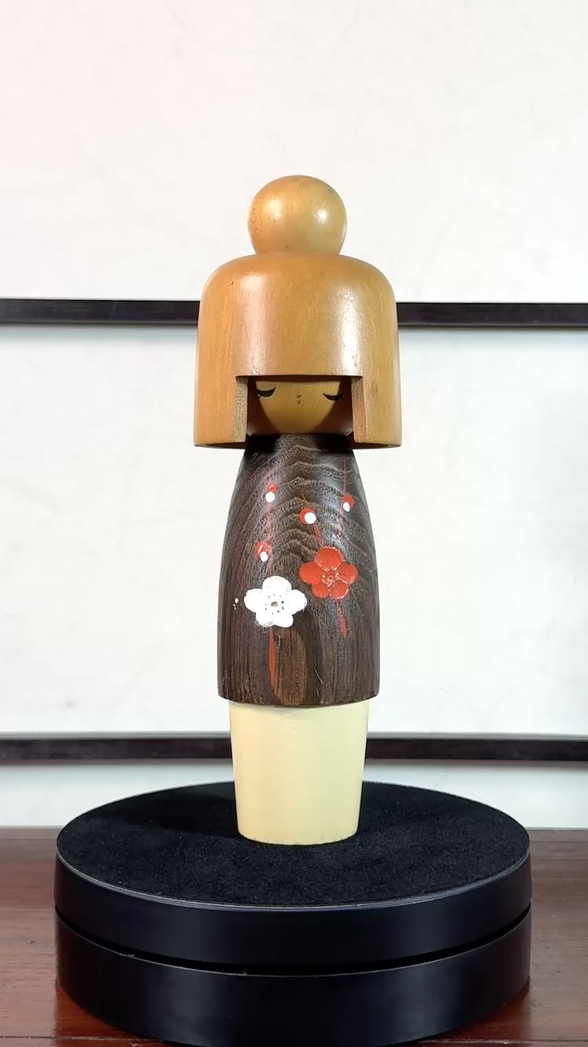 kokeshi, poupée japonaise en bois de Usaburo, avec 3 essences de bois et oif fleur de prunier, la vidéo de présentation à 360 degrés