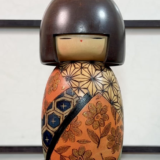Kokeshi Yuji Kawase Kinu Komachi aux motifs de kimono japonais, la vidéo à 360 degrés