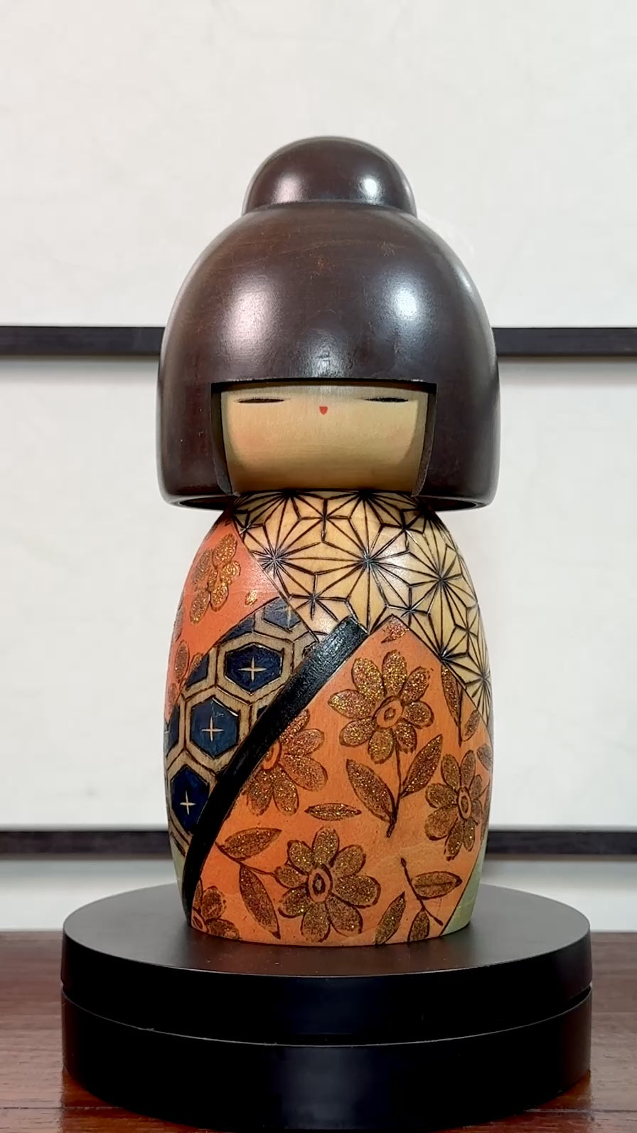 Kokeshi Yuji Kawase Kinu Komachi aux motifs de kimono japonais, la vidéo à 360 degrés