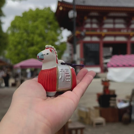 Clochette japonaise céramique cheval robe rouge video