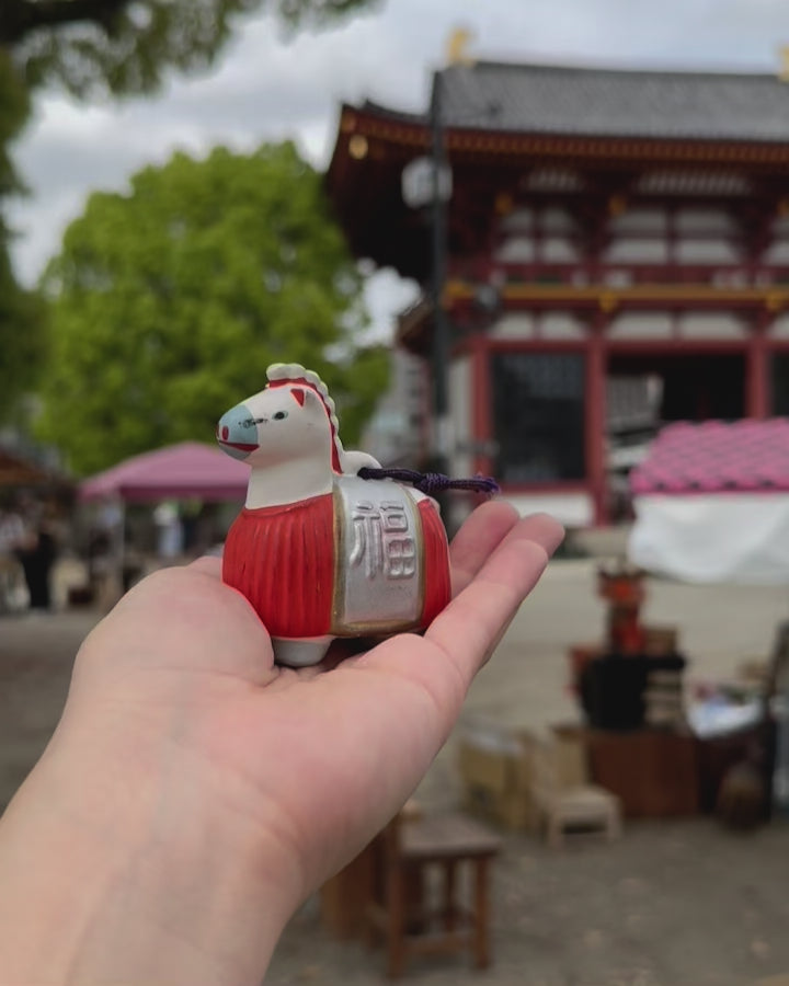 Clochette japonaise céramique cheval robe rouge video