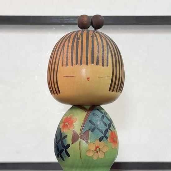 Kokeshi Yuji Kawase au kimono vert fleuri et coiffure à boules, la video à 360 degrés
