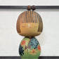 Kokeshi Yuji Kawase au kimono vert fleuri et coiffure à boules, la video à 360 degrés