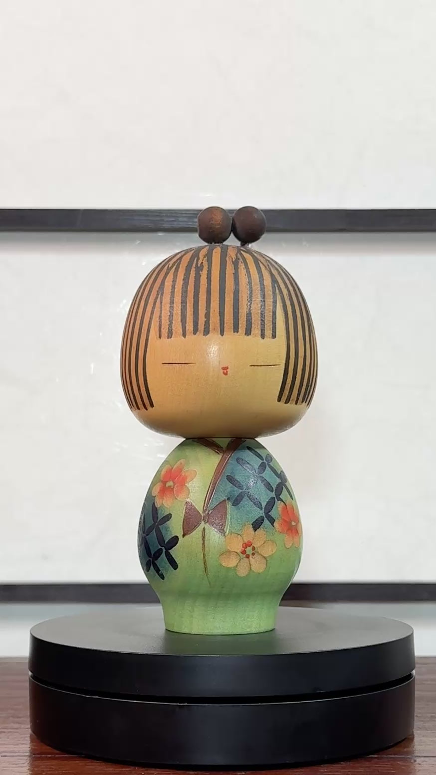 Kokeshi Yuji Kawase au kimono vert fleuri et coiffure à boules, la video à 360 degrés