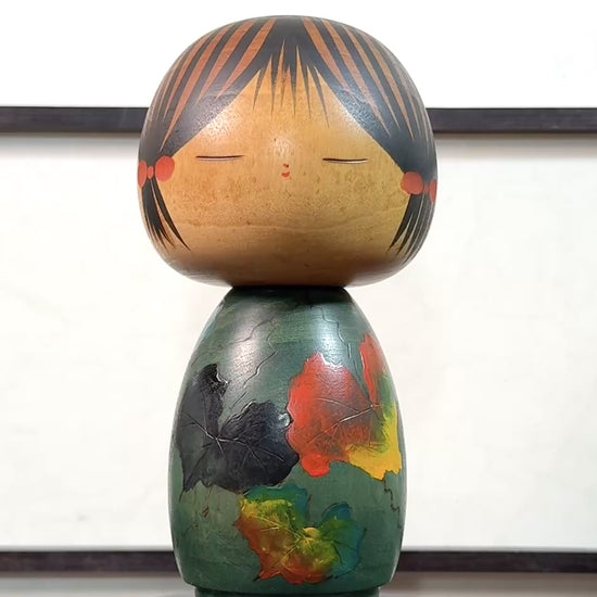 Kokeshi Yuji Kawase verte avec feuilles de vigne d’automne, la vidéo à 360 degrés.