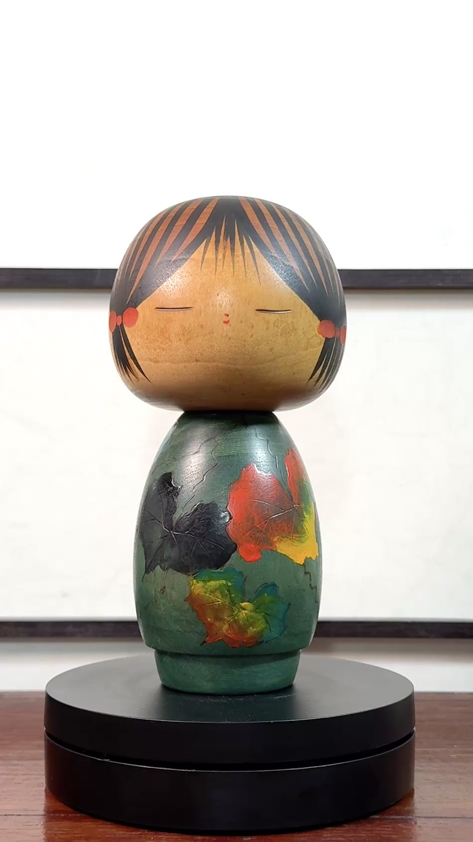 Kokeshi Yuji Kawase verte avec feuilles de vigne d’automne, la vidéo à 360 degrés.
