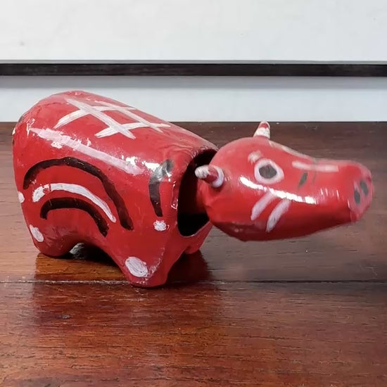 Akabeko japonais ancien rouge en papier mâché peint à la main, video de la tête mobile