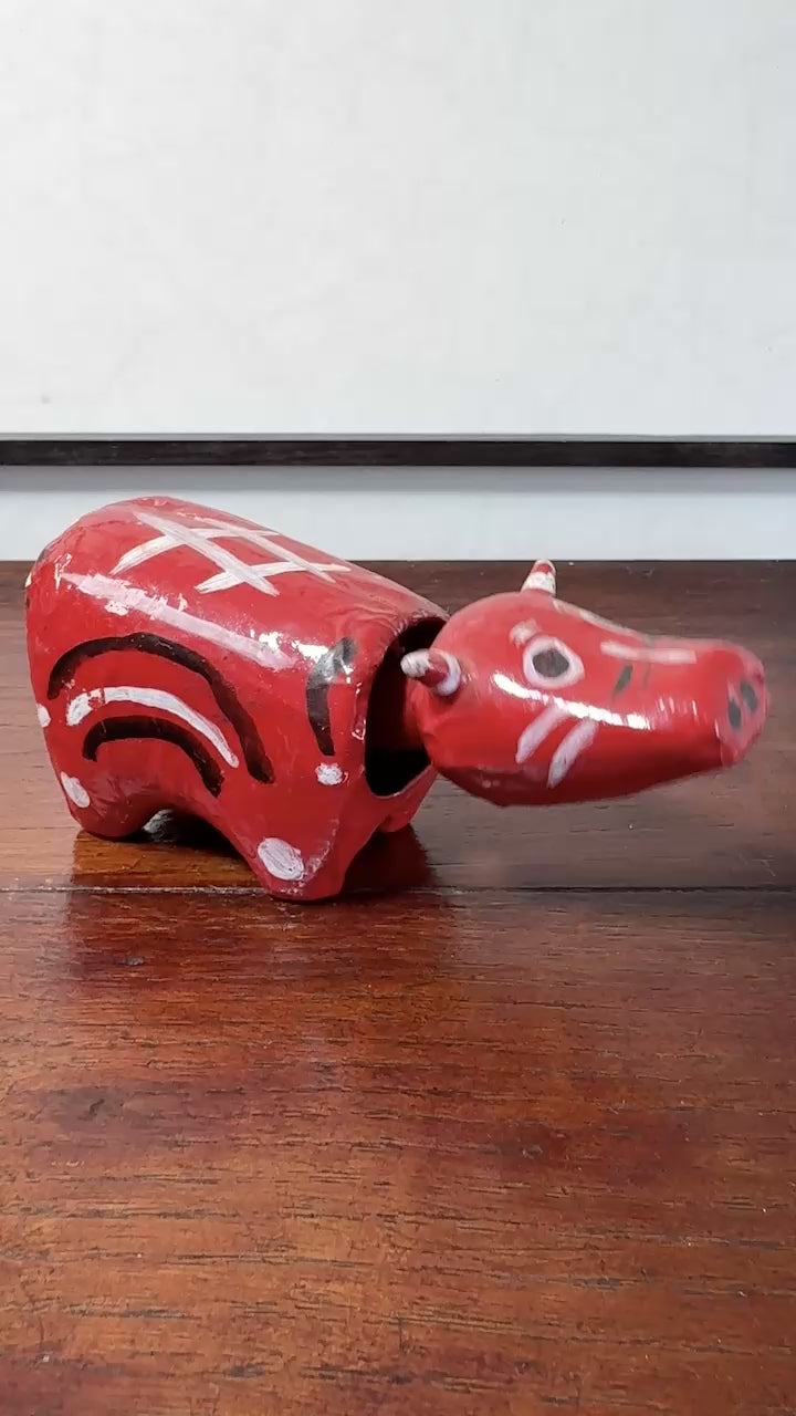 Akabeko japonais ancien rouge en papier mâché peint à la main, video de la tête mobile