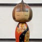 Kokeshi Yuji Kawase au kimono rouge fleuri et coiffure pointue, la vidéo à 360 degrés