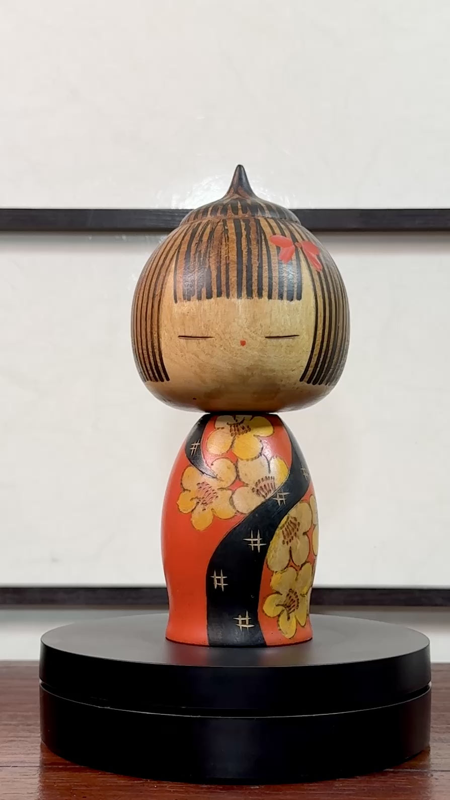 Kokeshi Yuji Kawase au kimono rouge fleuri et coiffure pointue, la vidéo à 360 degrés