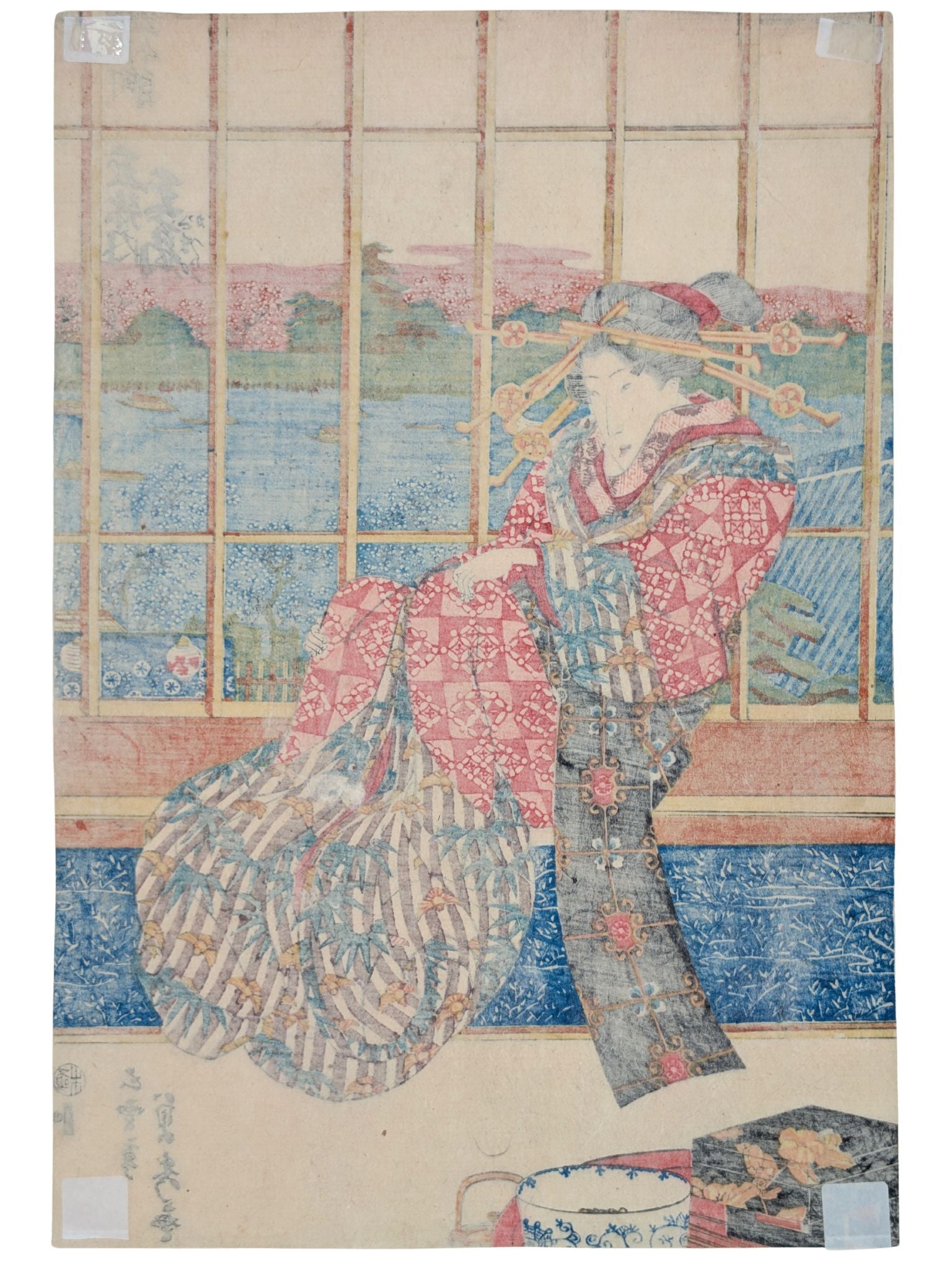Estampe Japonaise d'Utagawa Sadahide représentant une oiran assise près d’une fenêtre avec vue sur la rivière bordée de cerisiers en fleurs, le verso