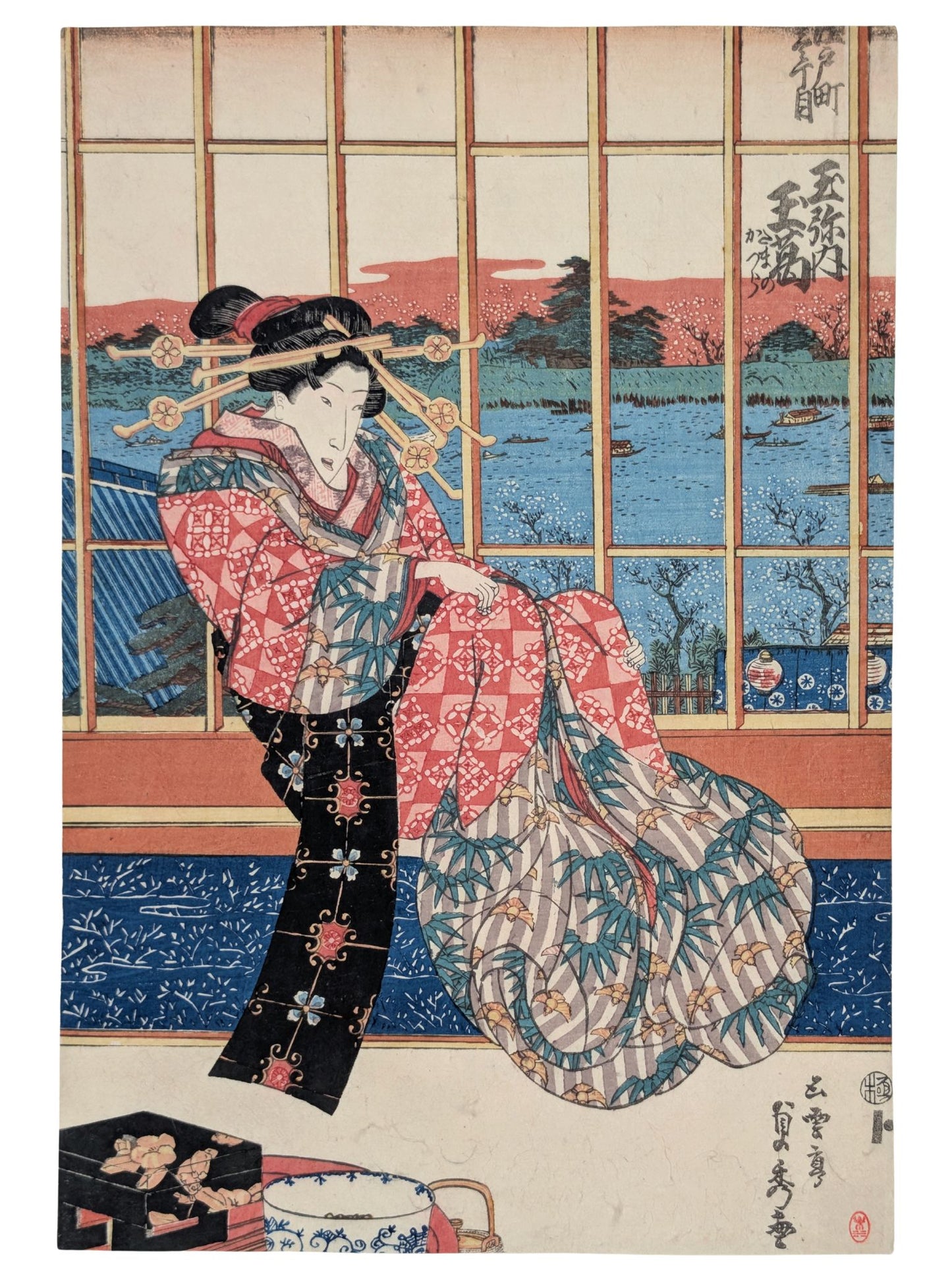 Estampe Japonaise d'Utagawa Sadahide représentant une oiran assise près d’une fenêtre avec vue sur la rivière bordée de cerisiers en fleurs