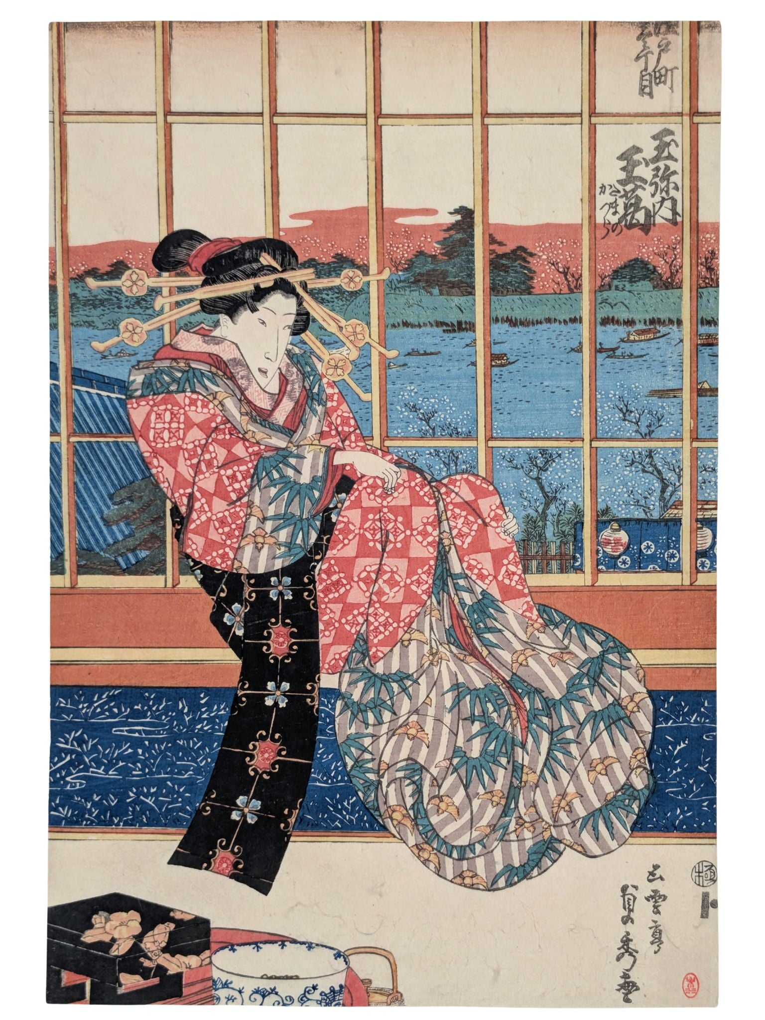 Estampe Japonaise d'Utagawa Sadahide représentant une oiran assise près d’une fenêtre avec vue sur la rivière bordée de cerisiers en fleurs