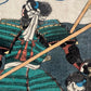 triptyque estampe japonaise samouraï portant des têtes coupées au bout de leurs lances, partie centrale, samourai de dos en armure verte , bandeau blanc dans les cheveux et tête au bout d'une main