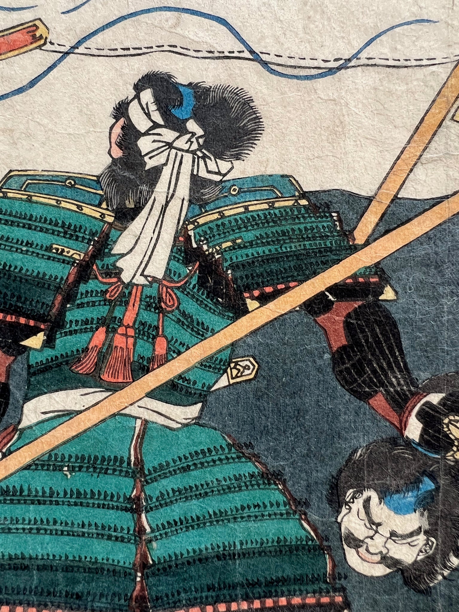 triptyque estampe japonaise samouraï portant des têtes coupées au bout de leurs lances, partie centrale, samourai de dos en armure verte , bandeau blanc dans les cheveux et tête au bout d'une main