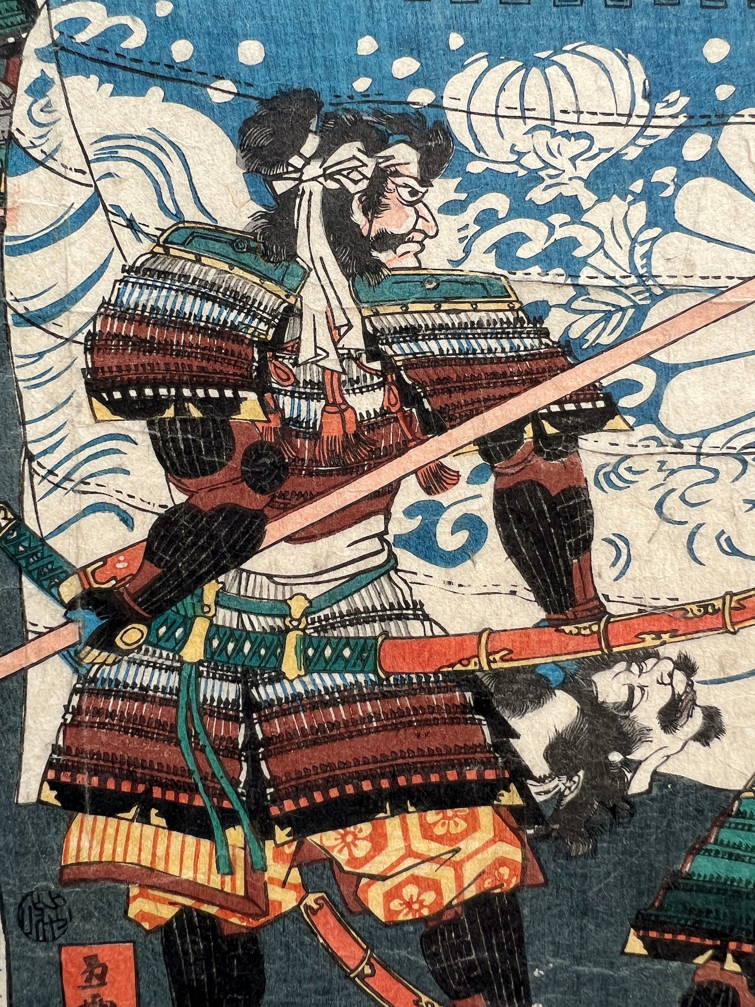 triptyque estampe japonaise samouraï portant des têtes coupées au bout de leurs lances, partie cebtrale samouraï en armure de profil avec têtes coupées dans ses mains