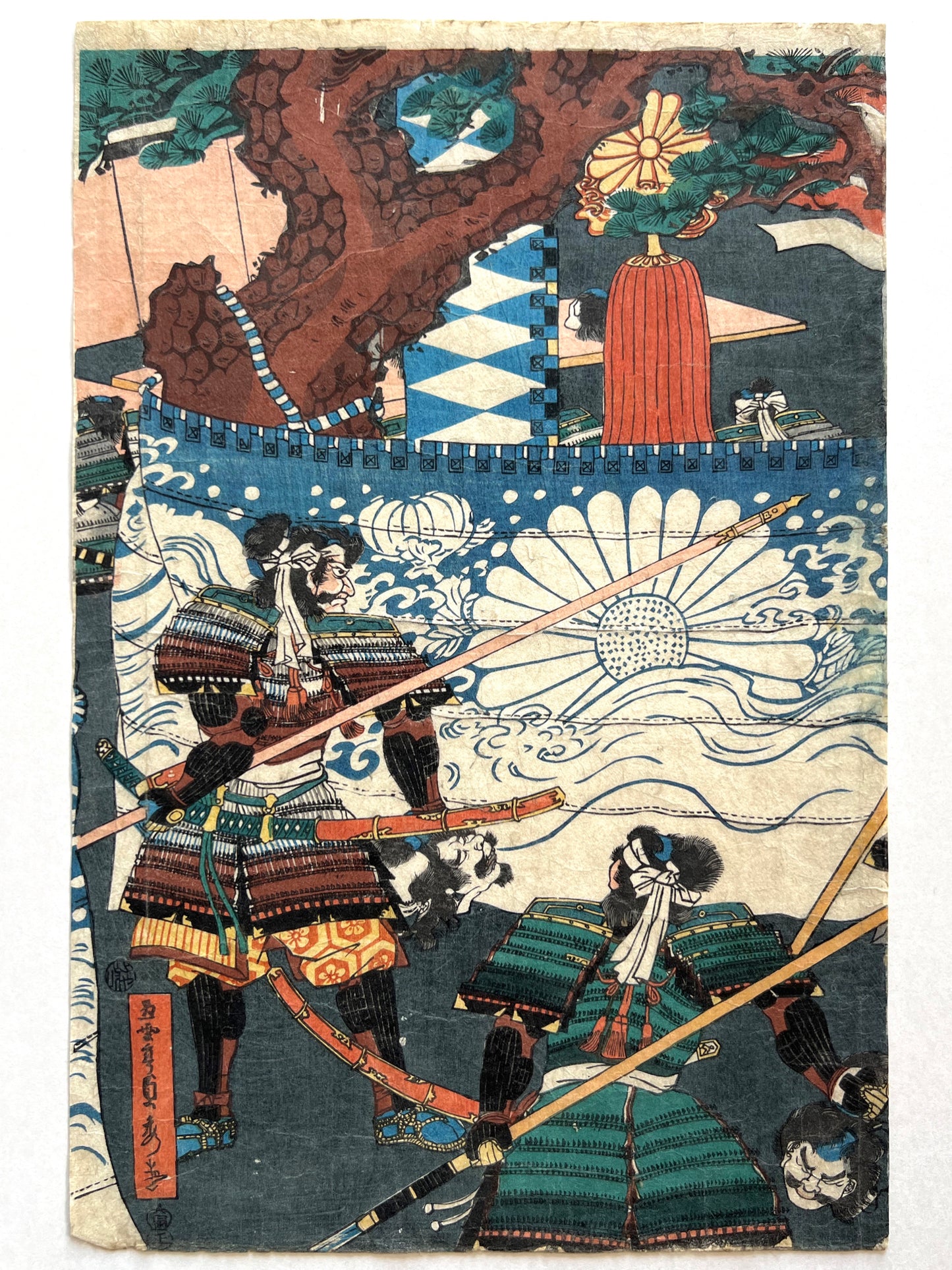 triptyque estampe japonaise samouraï portant des têtes coupées au bout de leurs lances, partie centrale deux samouraïs tenant des têtes coupées dans leurs mains