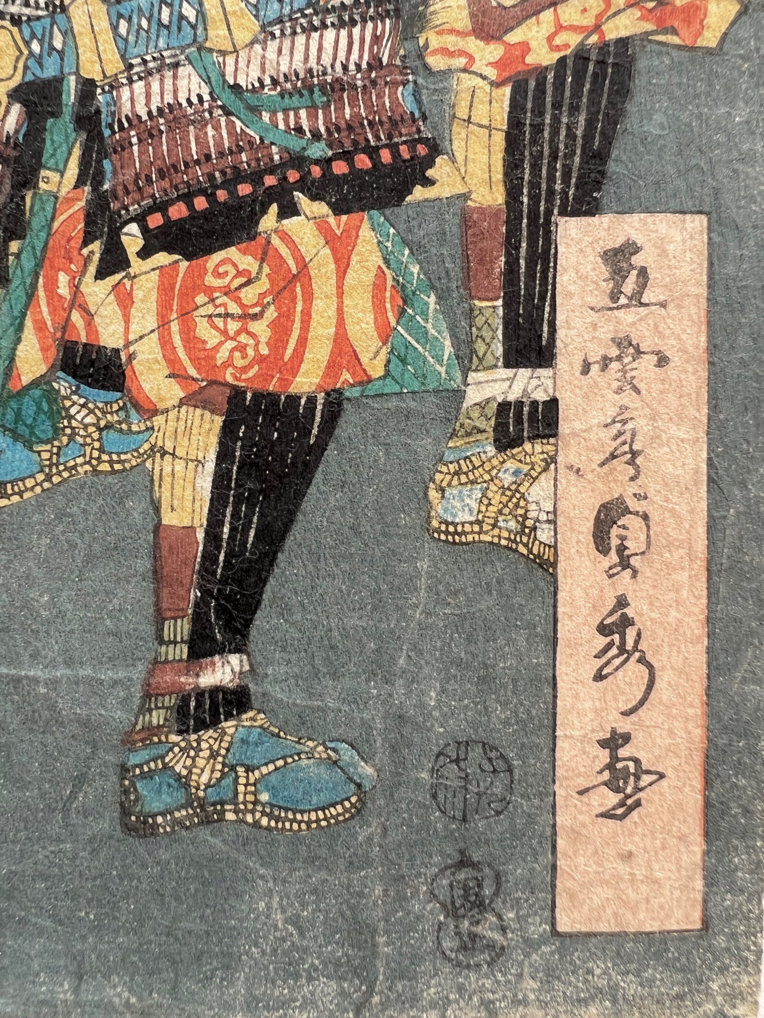 triptyque estampe japonaise samouraï portant des têtes coupées au bout de leurs lances, la signature de l'artiste