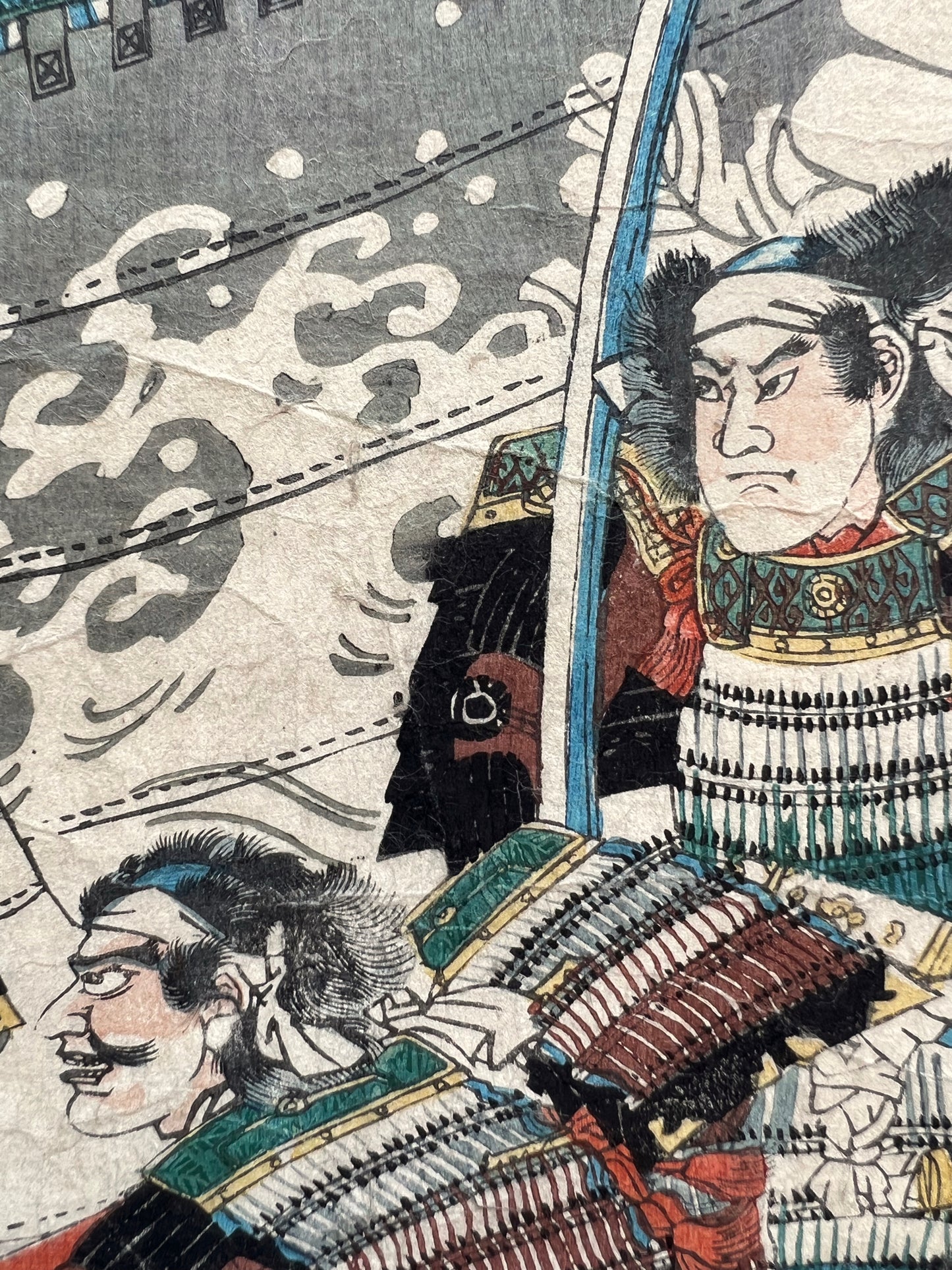 triptyque estampe japonaise samouraï portant des têtes coupées au bout de leurs lances, partie droite portrait de deux samourais