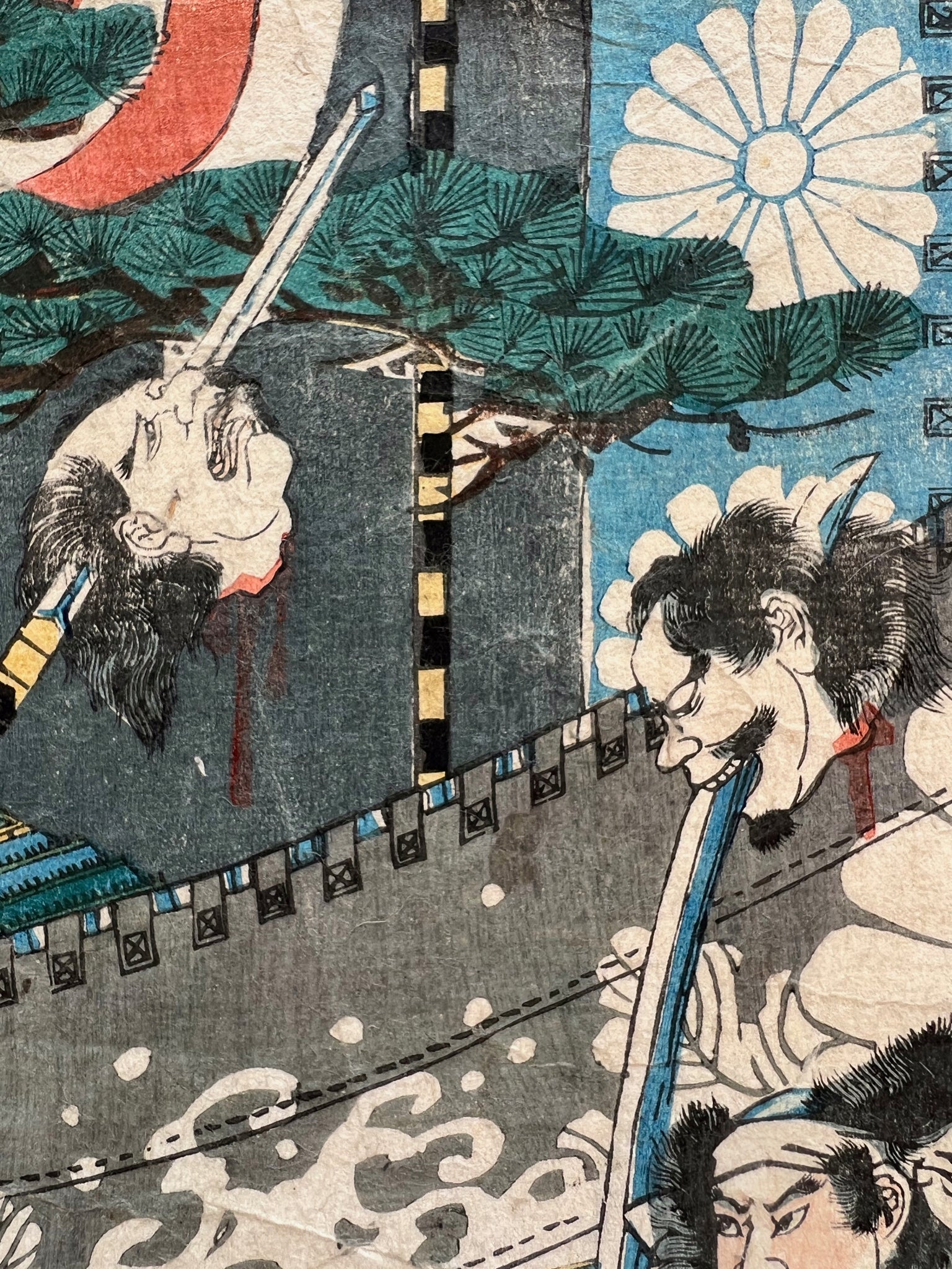 triptyque estampe japonaise samouraï portant des têtes coupées au bout de leurs lances, partie droite, les têtes sanguinolentes embrochées dans les lances