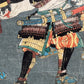 triptyque estampe japonaise samouraï portant des têtes coupées au bout de leurs lances, partie droite détails du bas de l'armure de samouraï, avec sabre