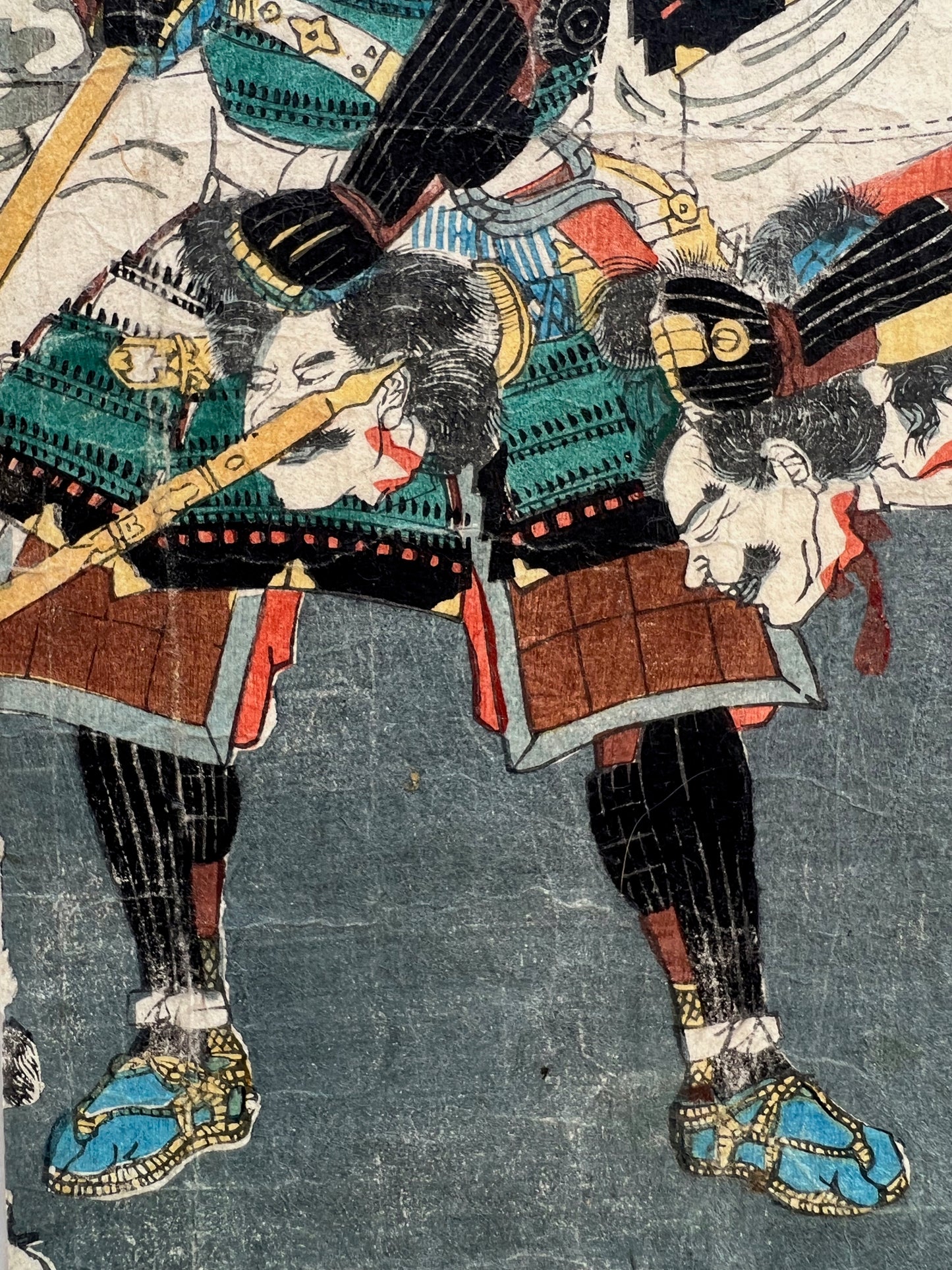 triptyque estampe japonaise samouraï portant des têtes coupées au bout de leurs lances, partie droite, deux têtes coupées sanguinolentes