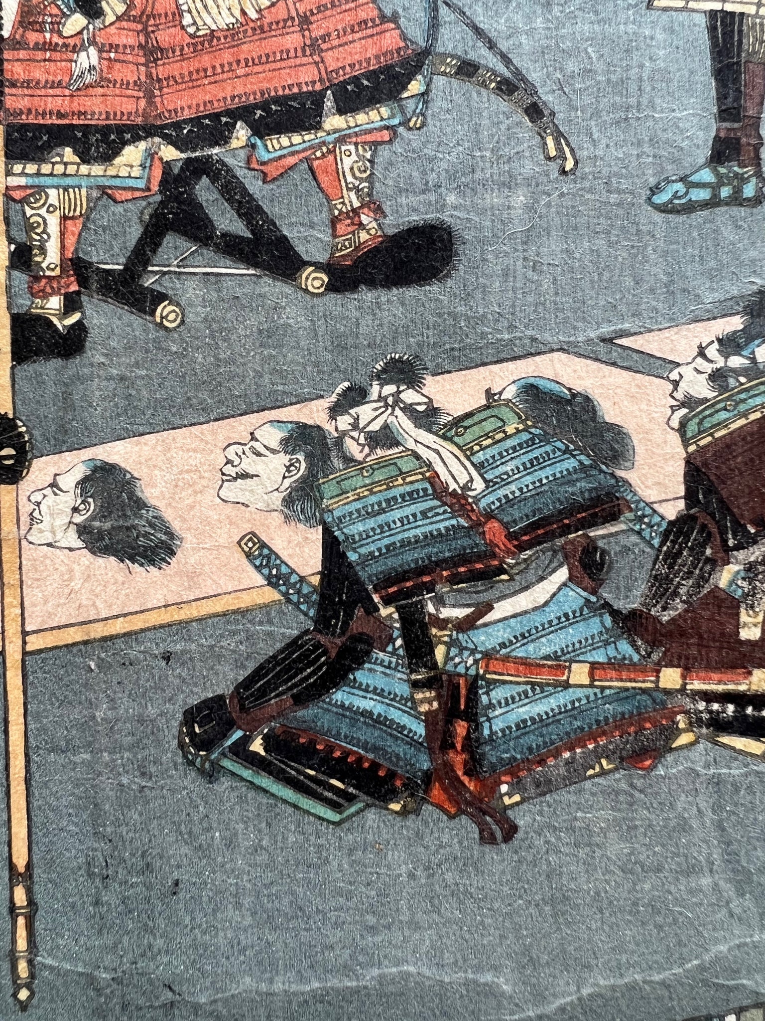 triptyque estampe japonaise samouraï portant des têtes coupées au bout de leurs lances, samourai à genou avec des têtes coupées au pied du chef