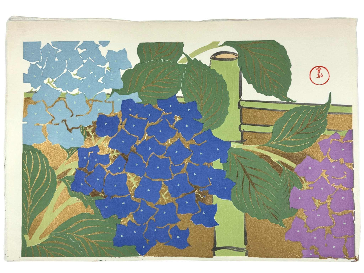 Estampe Japonaise de Kamisaka Sekka représentant des fleurs d'hortensias devant une clôture en bambou, sur un fond doré inspiré de l'école Rinpa