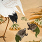 Sérigraphie japonaise de deux grues et deux tortues face au soleil levant. détails plumes et carapace des tortues. Sol de bord de mer.