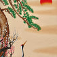 Sérigraphie japonaise de deux grues et deux tortues face au soleil levant. Soleil rouge levant derrière nuages. branche de pin et cerisier.