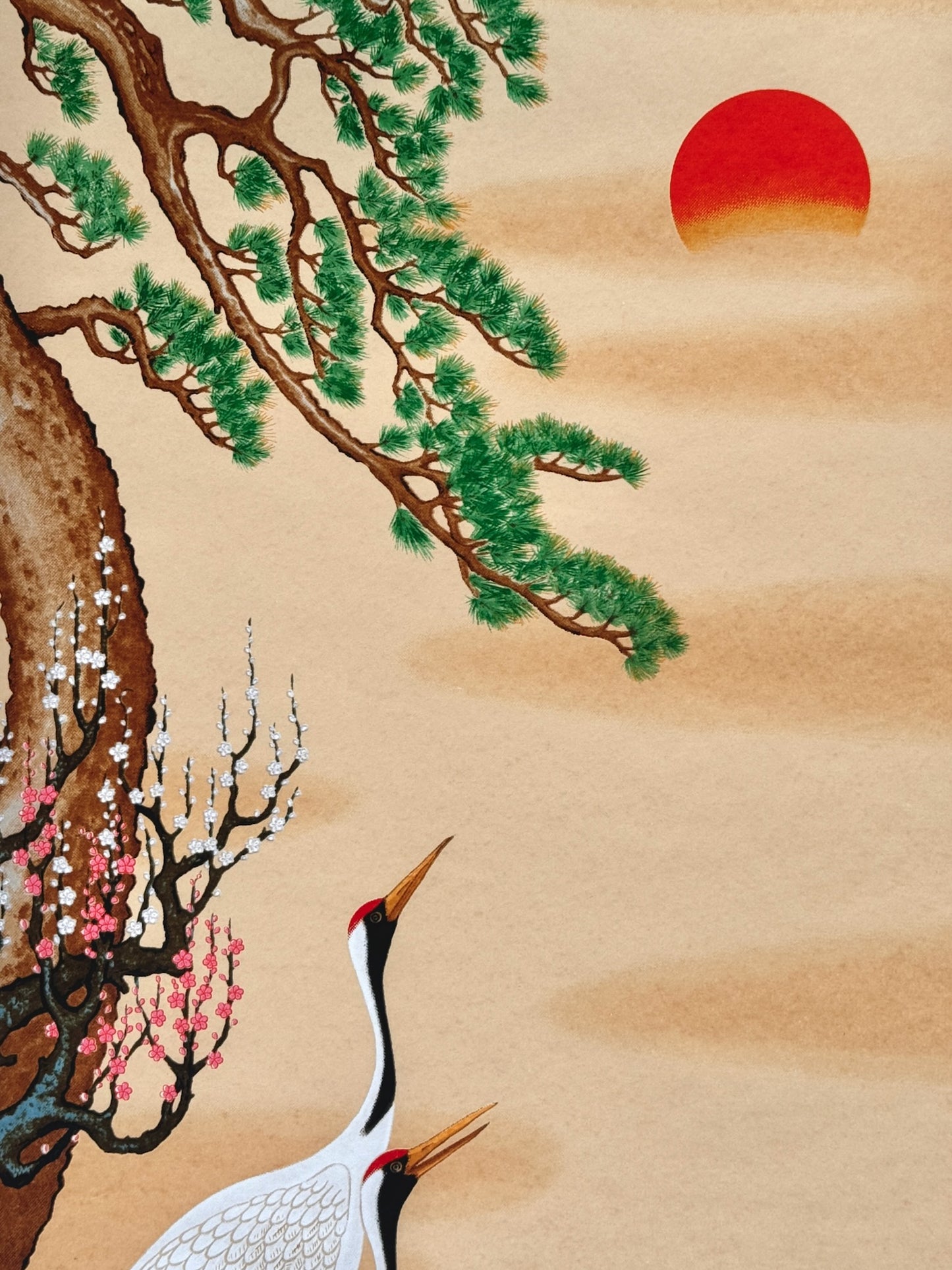 Sérigraphie japonaise de deux grues et deux tortues face au soleil levant. Soleil rouge levant derrière nuages. branche de pin et cerisier.