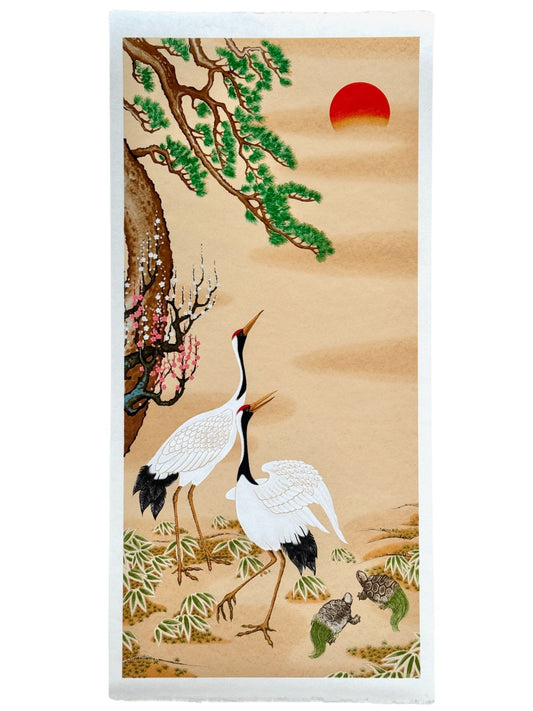 Sérigraphie japonaise de deux grues et deux tortues face au soleil levant. Grand pin et branche de cerisier. Soleil rouge levant derrière nuages.
