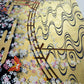 Sérigraphie Japonaise, printemps au pavillon d'or, palanquin coloré. Motifs traditionnel brume dorée. Cerisiers pleureurs descendant en cascade, pont arqué au dessus de rivière dorée vague bleues. 3 Papillons volent. Brillance doré,  profil