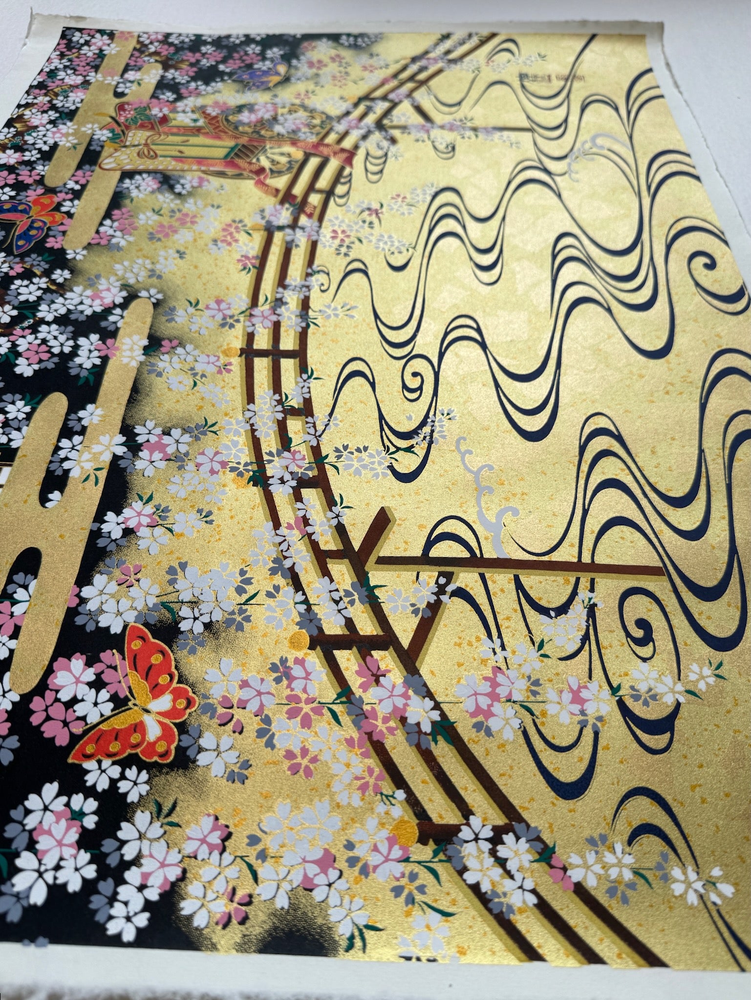 Sérigraphie Japonaise, printemps au pavillon d'or, palanquin coloré. Motifs traditionnel brume dorée. Cerisiers pleureurs descendant en cascade, pont arqué au dessus de rivière dorée vague bleues. 3 Papillons volent. Brillance doré,  profil