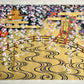 Sérigraphie Japonaise, printemps au pavillon d'or, palanquin coloré. Motifs traditionnel brume dorée. Cerisiers pleureurs descendant en cascade, pont arqué au dessus de rivière dorée vague bleues. 3 Papillons volent. 