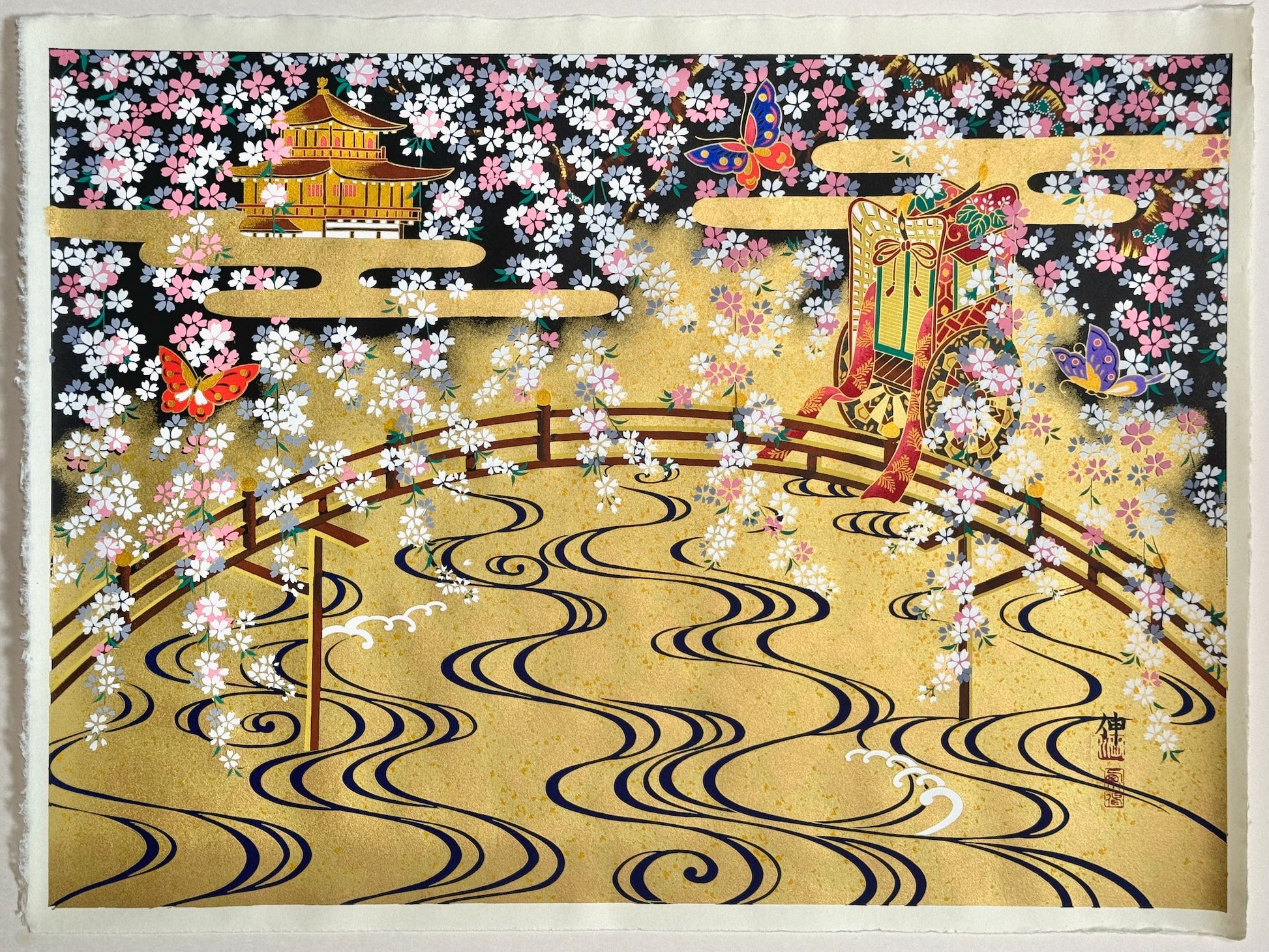 Sérigraphie Japonaise, printemps au pavillon d'or, palanquin coloré. Motifs traditionnel brume dorée. Cerisiers pleureurs descendant en cascade, pont arqué au dessus de rivière dorée vague bleues. 3 Papillons volent. 