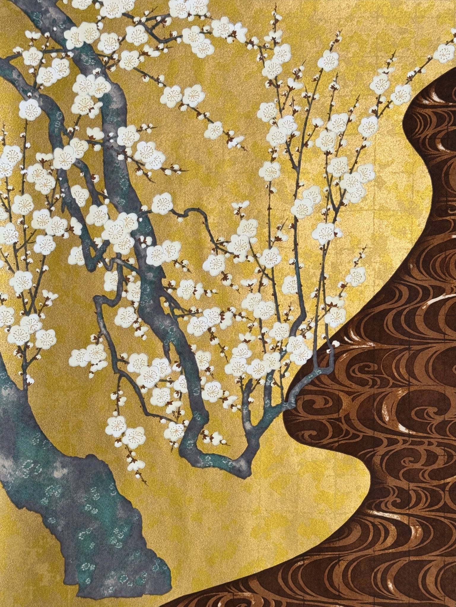 Sérigraphie japonaise d'un paysage de printemps. Prunier blanc, fleurs blanches et tronc gris et vert.