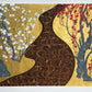 Sérigraphie japonaise d'un paysage de printemps. Deux pruniers , l'un blanc et l'autre rouge, séparés par une rivière marron. Fond doré brillant.