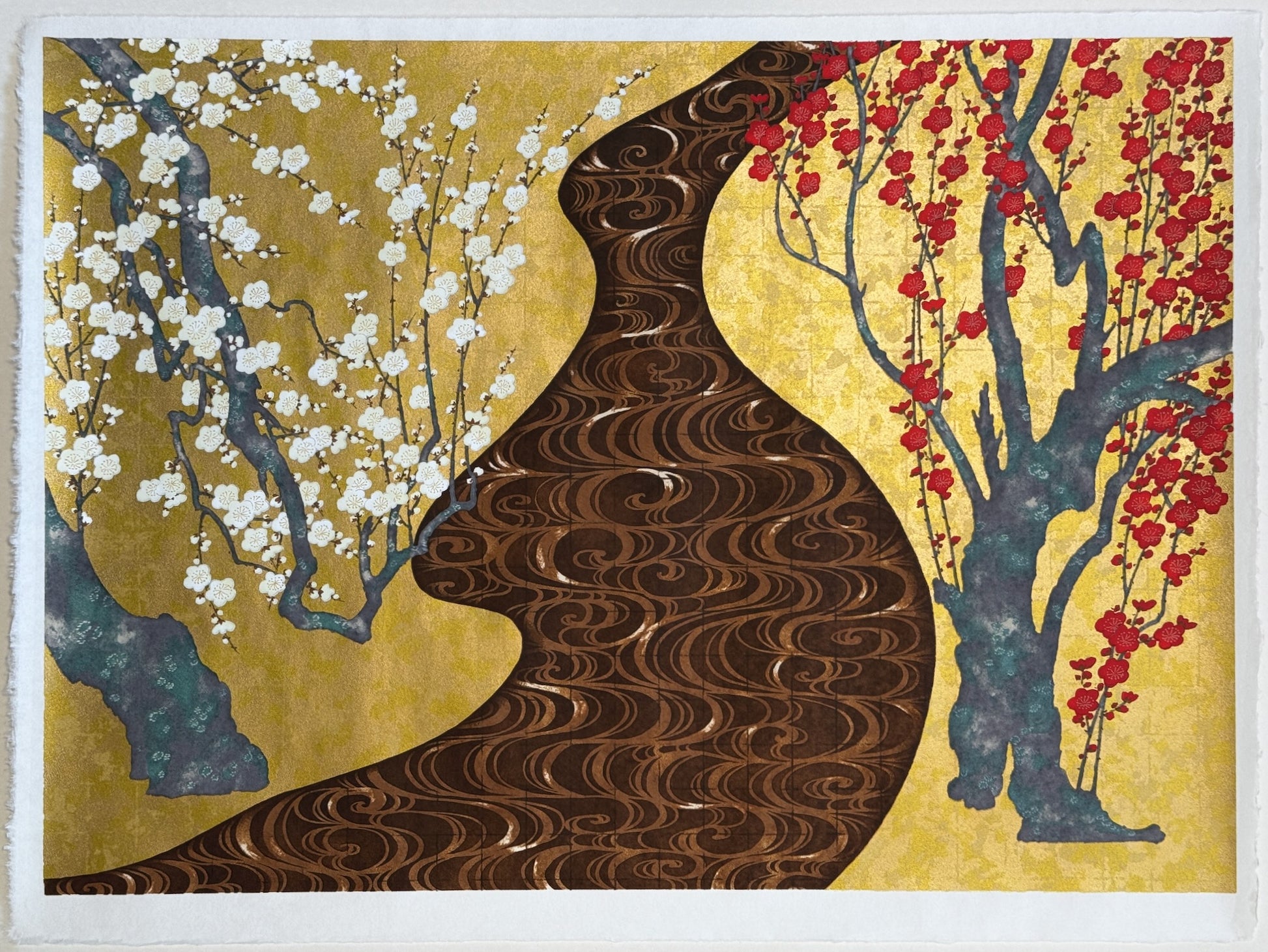 Sérigraphie japonaise d'un paysage de printemps. Deux pruniers , l'un blanc et l'autre rouge, séparés par une rivière marron. Fond doré brillant.