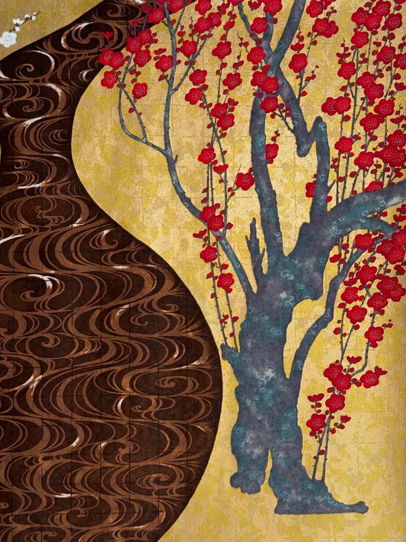 Sérigraphie japonaise d'un paysage de printemps. Prunier rouge, fleurs rouges, tronc nuance gris, vert, rivière marron avec motif vague ronde