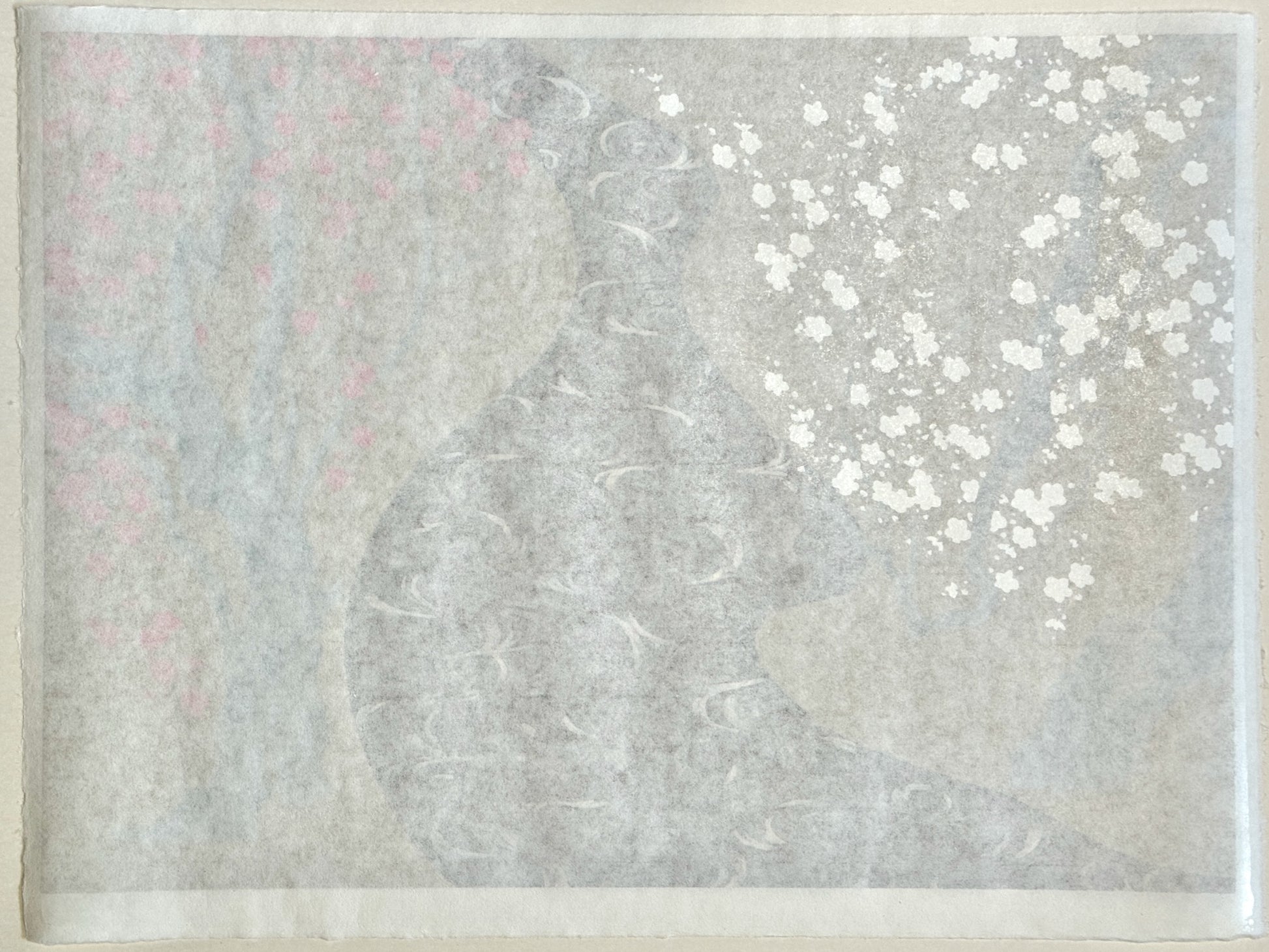Sérigraphie japonaise d'un paysage de printemps. Deux pruniers , l'un blanc et l'autre rouge, séparés par une rivière marron. Fond doré brillant. Dos sérigraphie