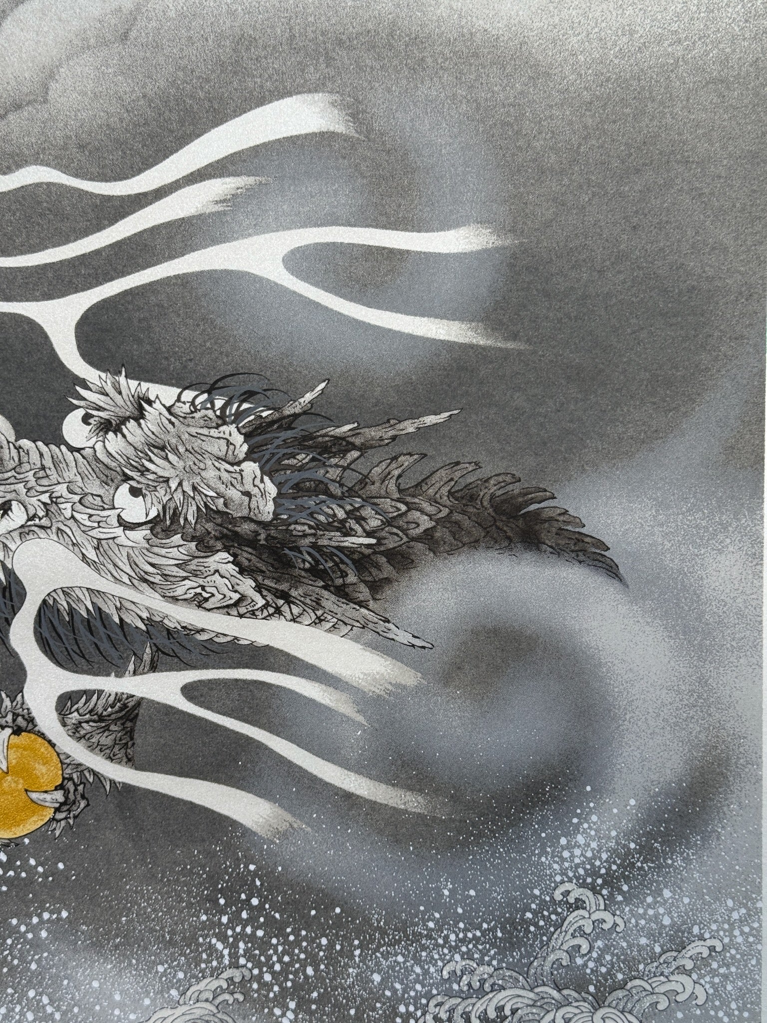 Sérigraphie Japonaise d'un Dragon et du Mont Fuji. tourbillons de brume entre les eaux et le dragon