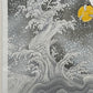 Sérigraphie Japonaise d'un Dragon et du Mont Fuji. Jaillit de la brume au dessus des vagues déchainées blanches et grises.