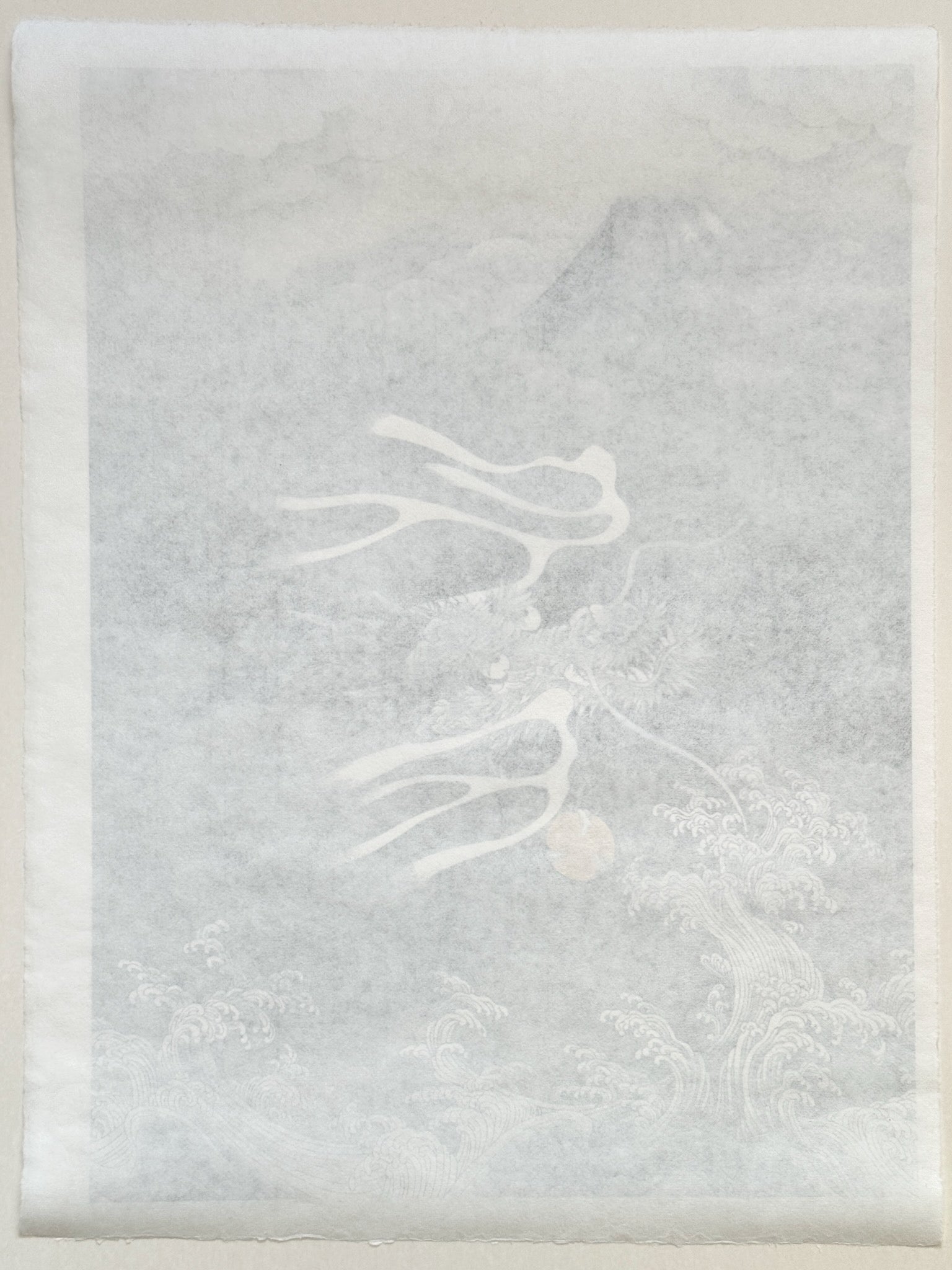 Sérigraphie Japonaise d'un Dragon et du Mont Fuji. Jaillit de la brume au dessus des vagues déchainées blanches et grises, nuages épais autour de la montagne. dos estampe