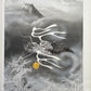 Sérigraphie Japonaise d'un Dragon et du Mont Fuji. Jaillit de la brume au dessus des vagues déchainées blanches et grises, nuages épais autour de la montagne.