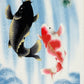 Sérigraphie artisanale japonaise de deux carpes koï sautant une cascade, gros plan sur les carpes noir et or et rouge et blanche