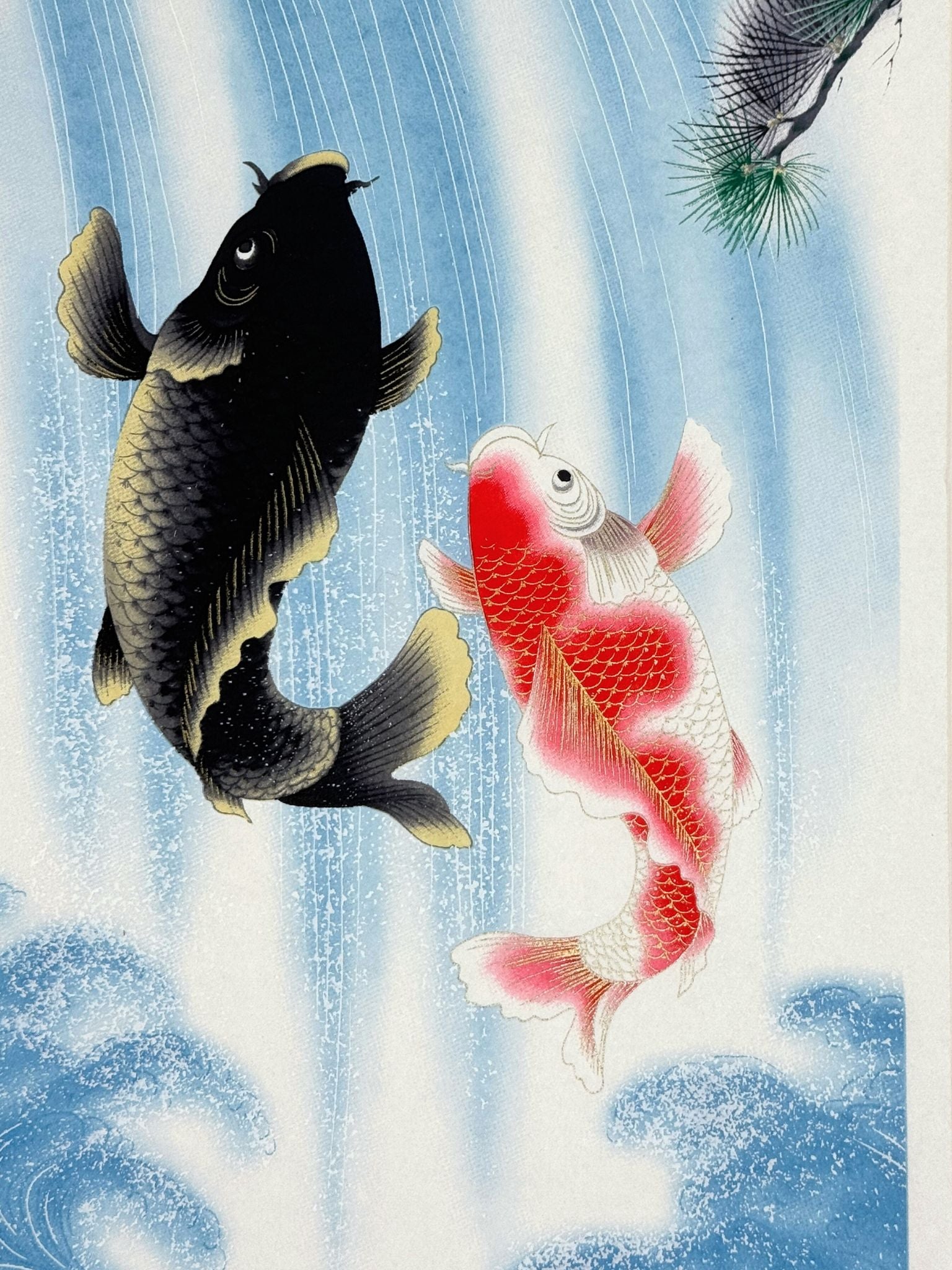 Sérigraphie artisanale japonaise de deux carpes koï sautant une cascade, gros plan sur les carpes noir et or et rouge et blanche